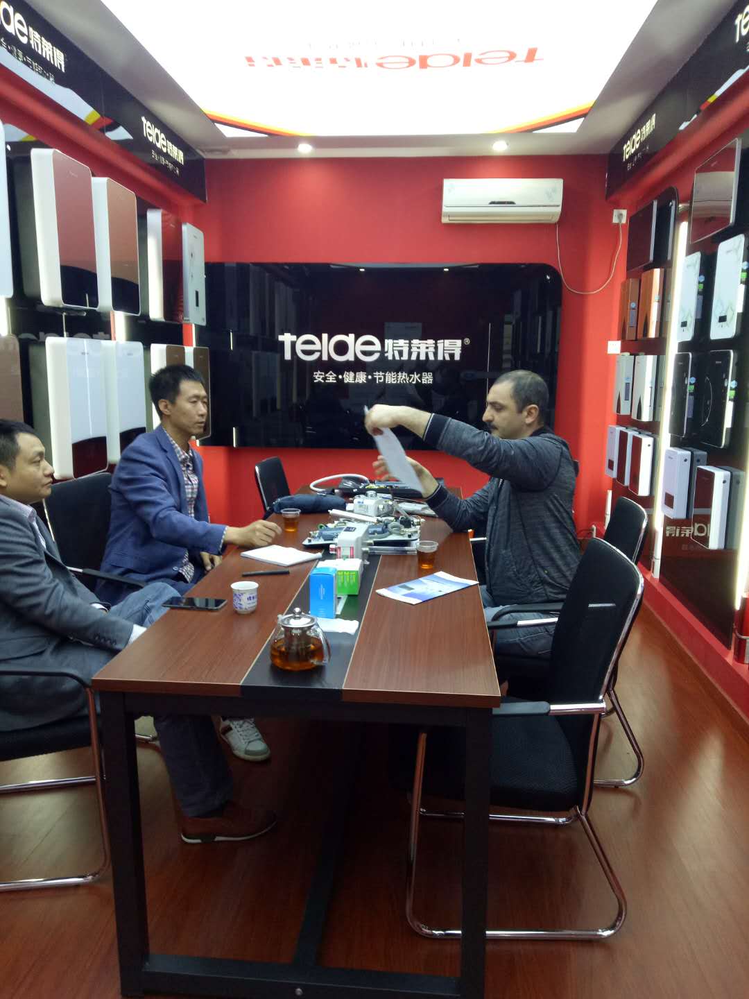 烈歡迎俄羅斯客戶蒞臨我司，恭賀成功簽約！